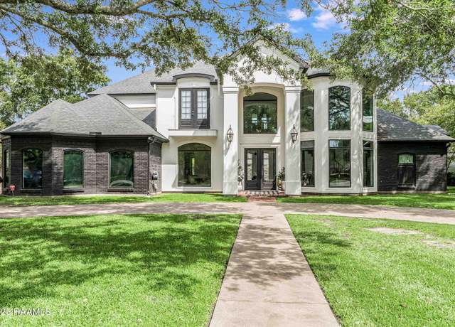 Property at 504 W Bayou Pkwy, Lafayette, LA 70503, 4 beds, 4 baths