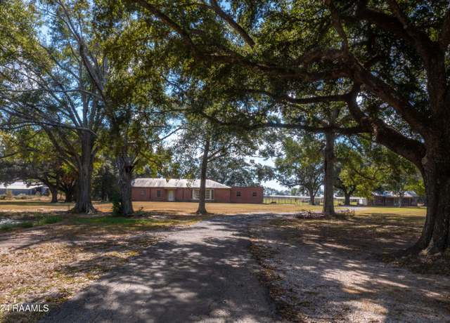 Property at 1950 W Main St, Ville Platte, LA 70586, 3 beds, 2.5 baths