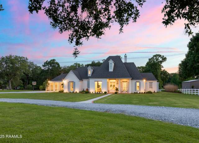 Property at 6218 Old Jeanerette Rd, New Iberia, LA 70563, 4 beds, 3.5 baths