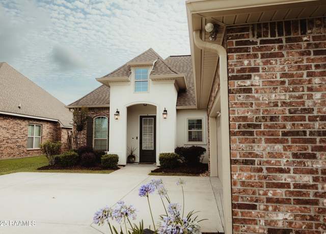 Property at 306 Bay Meadow Ln, Lafayette, LA 70507, 3 beds, 2 baths
