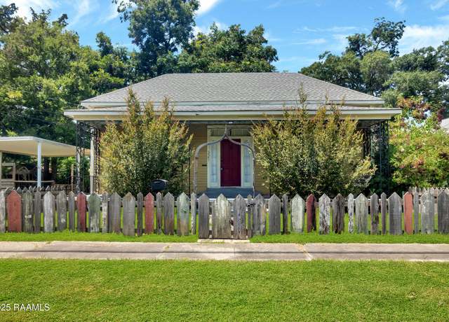 Property at 321 Elizabeth Ave, Lafayette, LA 70501, 3 beds, 2 baths