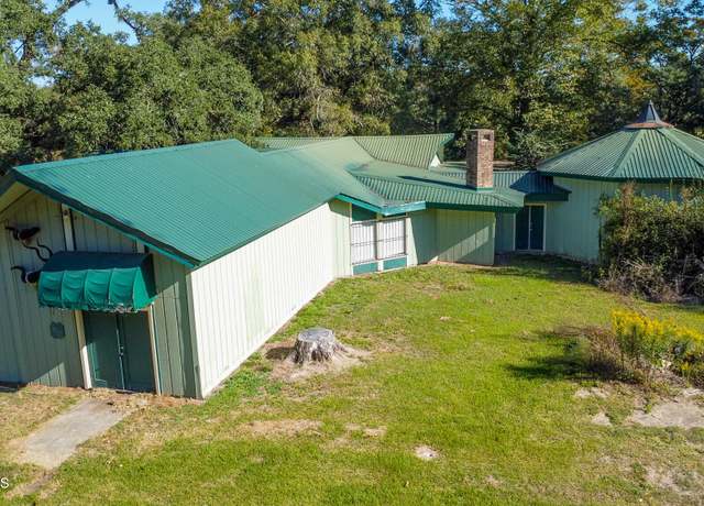 Property at 5613 E Old Spanish Trl, New Iberia, LA 70560, 2 beds, 2.5 baths