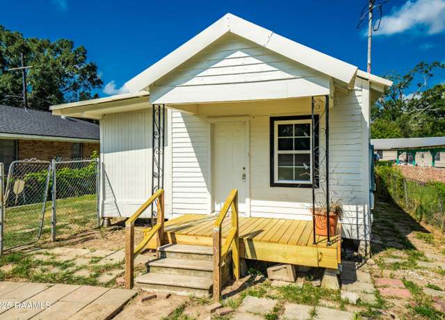 Property at 403 Railroad St, Lafayette, LA 70501, 2 beds, 1 bath