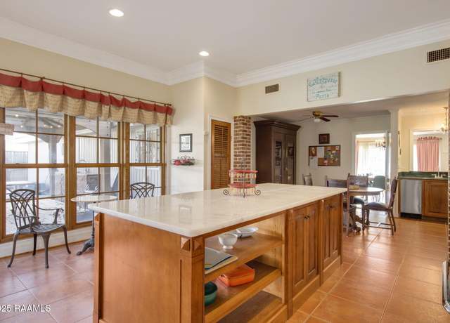 Property at 121 Beverly Dr, Lafayette, LA 70503, 4 beds, 3 baths