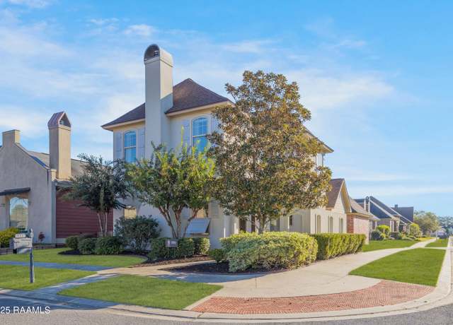 Property at 211 Bayonne Dr, Lafayette, LA 70507, 4 beds, 2.5 baths