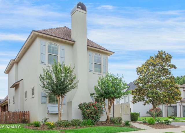 Property at 211 Bayonne Dr, Lafayette, LA 70507, 4 beds, 2.5 baths