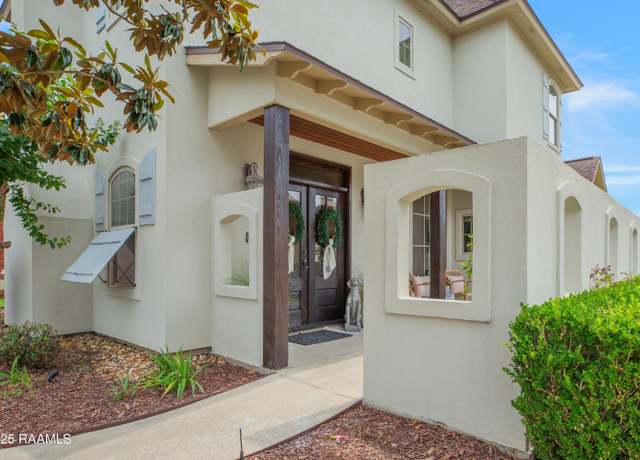 Property at 211 Bayonne Dr, Lafayette, LA 70507, 4 beds, 2.5 baths