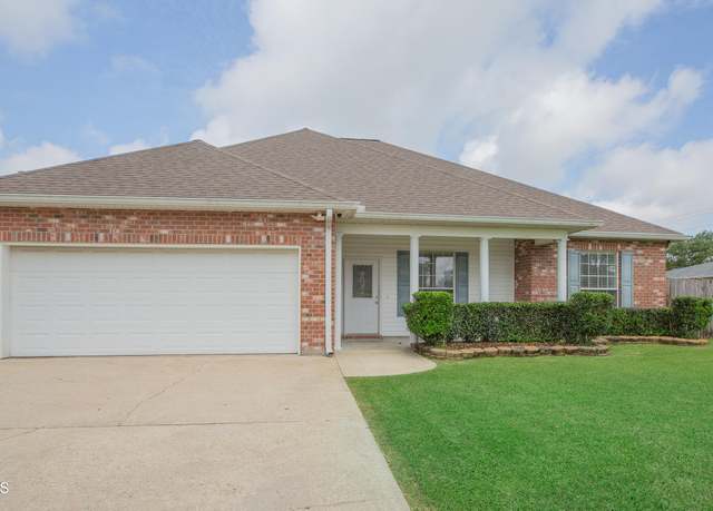 Property at 2116 George Dr, Opelousas, LA 70570, 4 beds, 2 baths