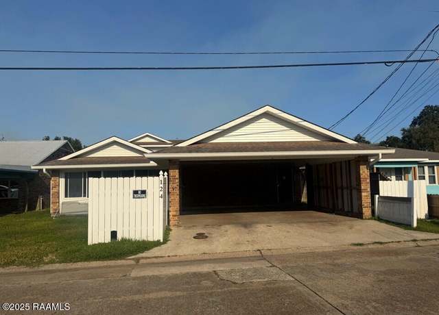 Property at 124 Nita St, New Iberia, LA 70563, 4 beds, 3.5 baths