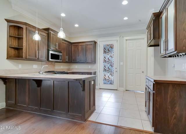 Property at 117 Seaside Ln, Lafayette, LA 70506, 2 beds, 2 baths