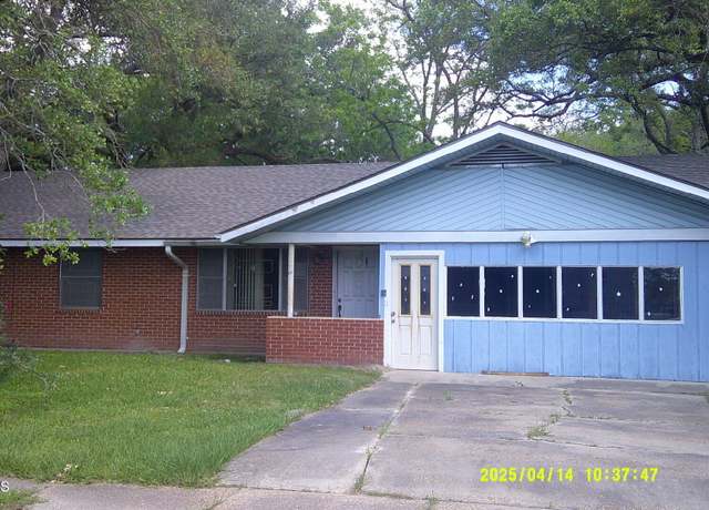 Property at 450 E Vine Ave, Eunice, LA 70535, 3 beds, 2 baths