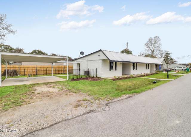 Property at 109 W Roosevelt St, Broussard, LA 70518, 2 beds, 2.5 baths