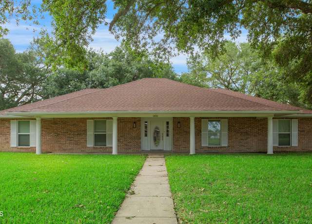 Property at 1621 Elm St, New Iberia, LA 70560, 3 beds, 2.5 baths