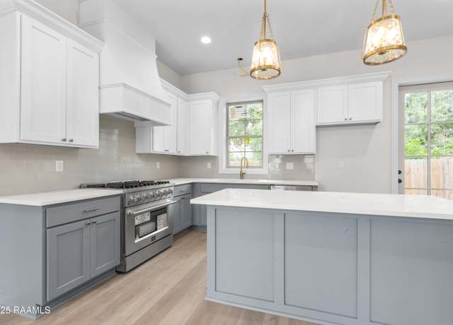 Property at 105 Oaks Archway Rd, Lafayette, LA 70508, 2 beds, 2.5 baths