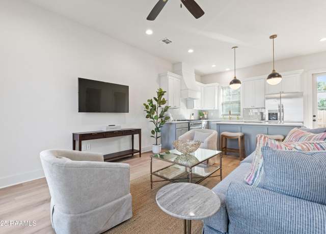 Property at 105 Oaks Archway Rd, Lafayette, LA 70508, 2 beds, 2.5 baths