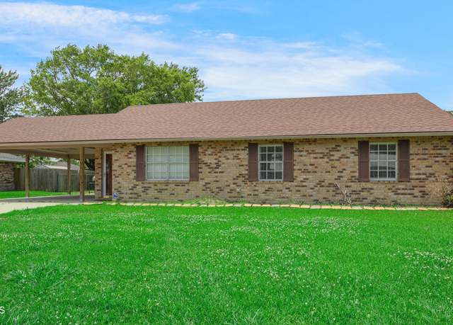 Property at 1406 S Patout St, New Iberia, LA 70560, 3 beds, 2 baths