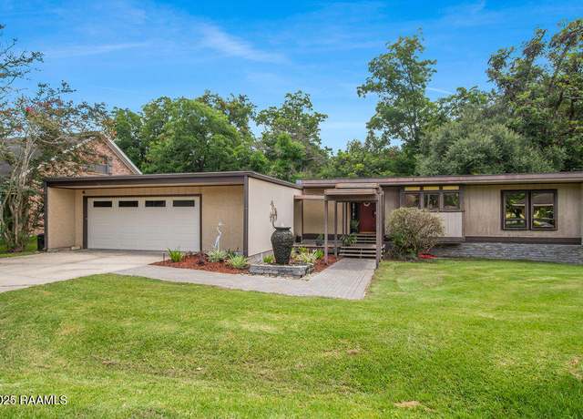 Property at 111 Oak Coulee Dr, Lafayette, LA 70507, 3 beds, 2 baths