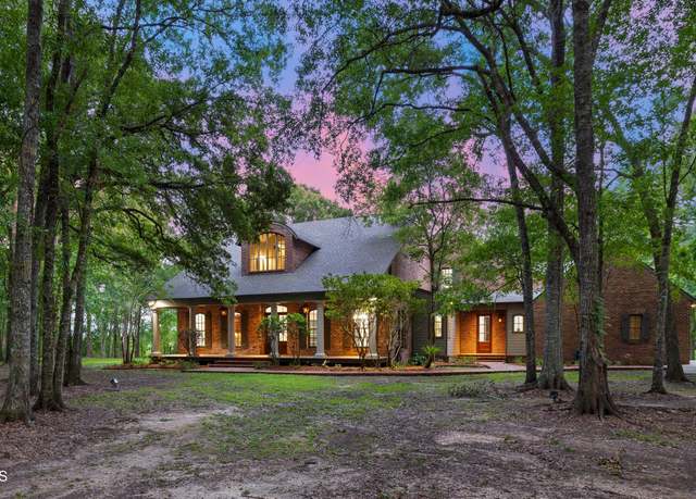 Property at 110 Interlaken Dr, New Iberia, LA 70563, 4 beds, 3.5 baths