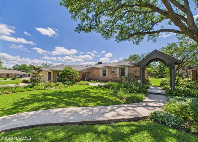 Property at 210 Brushwood Dr, Lafayette, LA 70503, 4 beds, 3 baths