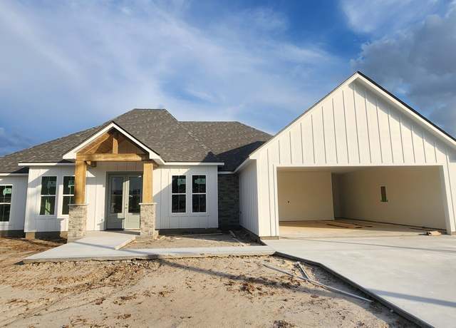 Property at 1820 E Bridge St, Breaux Bridge, LA 70517, 3 beds, 2 baths