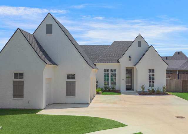 Property at 104 Silver Palm Dr, Youngsville, LA 70592, 4 beds, 3 baths