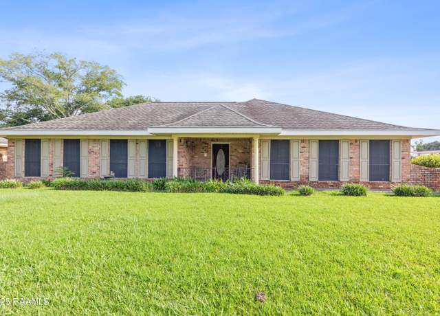 Property at 510 Monarch Dr, Lafayette, LA 70506, 3 beds, 2.5 baths