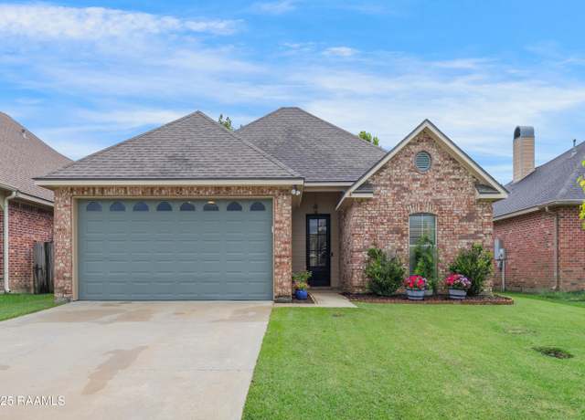Property at 102 Country Village Dr, Youngsville, LA 70592, 3 beds, 2 baths