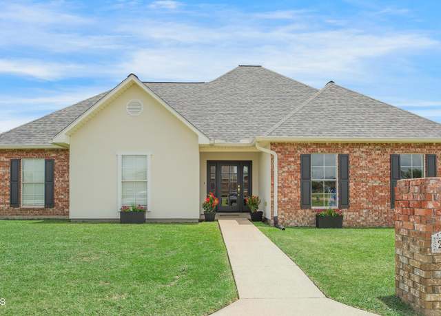 Property at 2523 Palmetto Cir, New Iberia, LA 70563, 3 beds, 2 baths