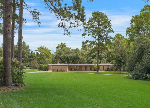 Property at 665 E Main St, New Iberia, LA 70560, 5 beds, 3.5 baths
