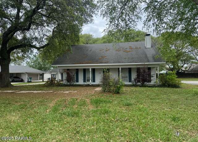 Property at 112 Thorn Dr, Youngsville, LA 70592, 3 beds, 2.5 baths