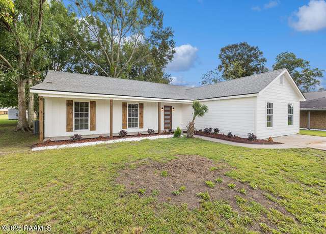 Property at 205 Louisiana Dr, St. Martinville, LA 70582, 4 beds, 2 baths