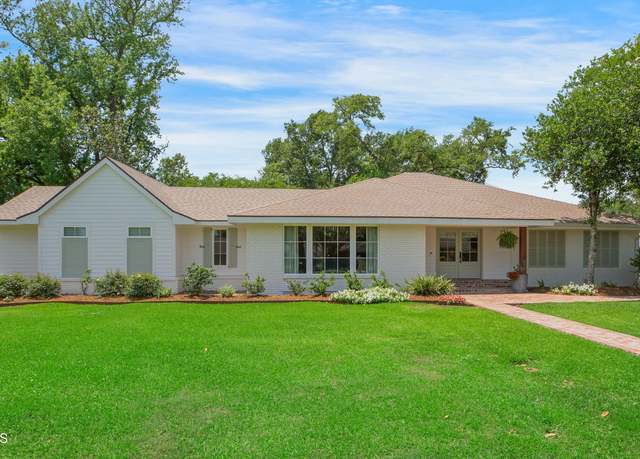 Property at 1022 Roselawn Dr, Lafayette, LA 70503, 4 beds, 3 baths