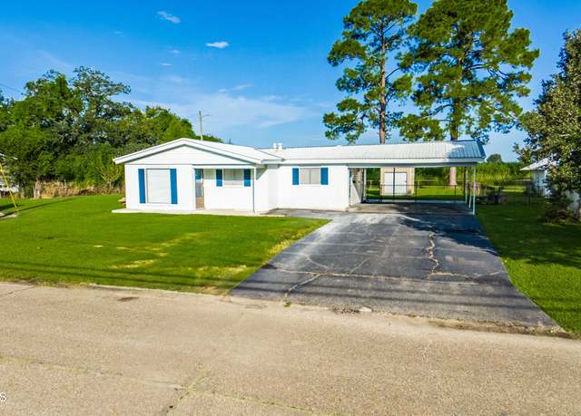 Property at 904 Orange Grove Ave, New Iberia, LA 70560, 3 beds, 1.5 baths