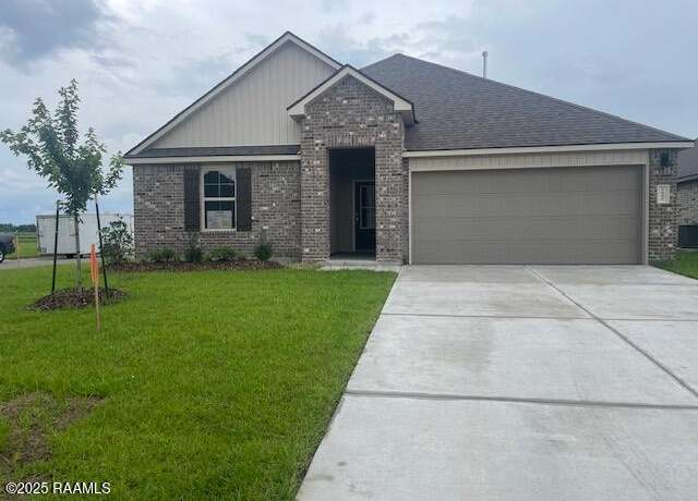 Property at 1603 Highland Dr, New Iberia, LA 70560, 4 beds, 2 baths