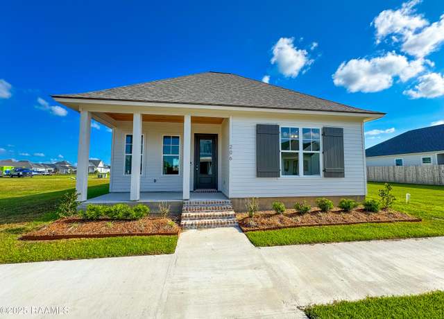 Property at 206 Oak Village Dr, Scott, LA 70583, 3 beds, 2 baths