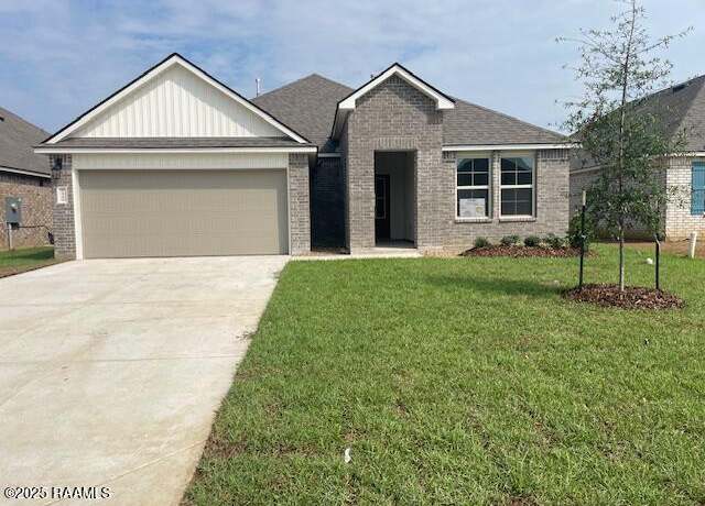 Property at 1512 Highland Dr, New Iberia, LA 70560, 3 beds, 2 baths
