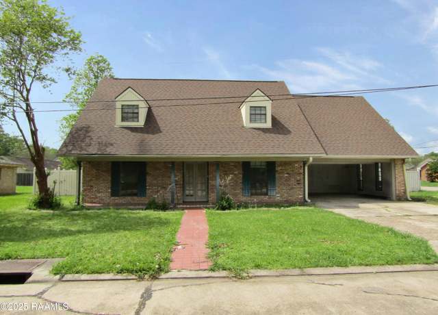 Property at 1405 Willow St, New Iberia, LA 70560, 5 beds, 3 baths