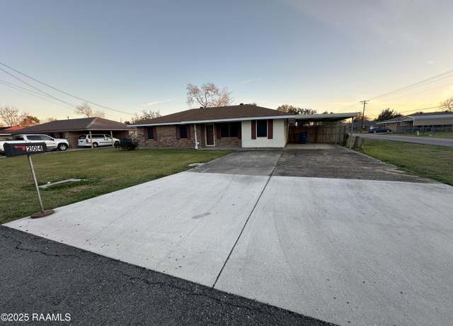 Property at 204 Blue Bonnet Dr, Crowley, LA 70526, 3 beds, 2 baths