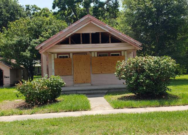 Property at 411 S Lyman St, Abbeville, LA 70510, 2 beds, 1 bath
