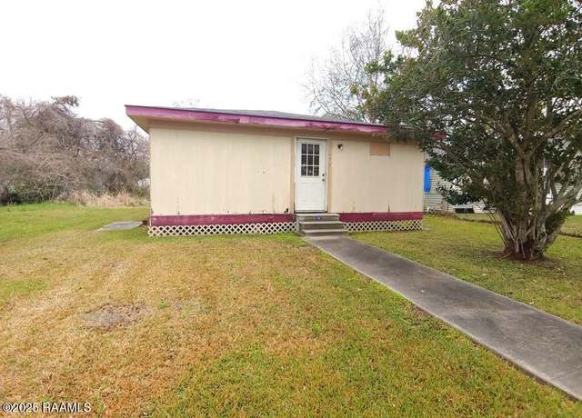 Property at 805 Edna St, New Iberia, LA 70560, 3 beds, 2 baths