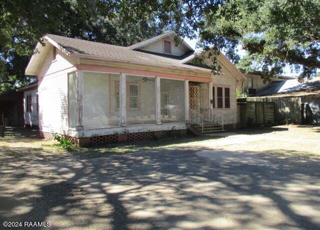 Property at 414 E Main St, Ville Platte, LA 70586, 3 beds, 2 baths