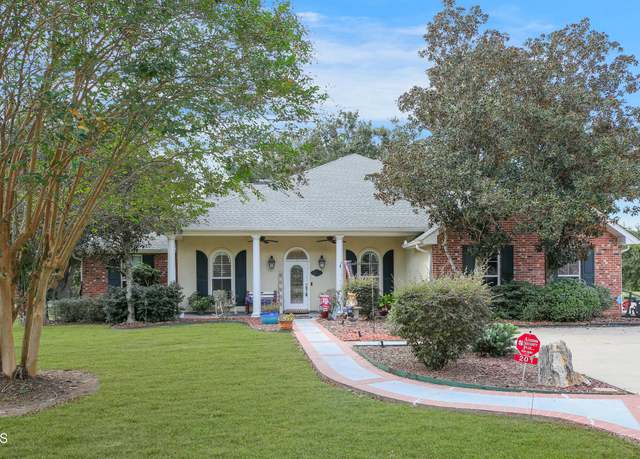 Property at 201 Marquette St, New Iberia, LA 70563, 3 beds, 2.5 baths