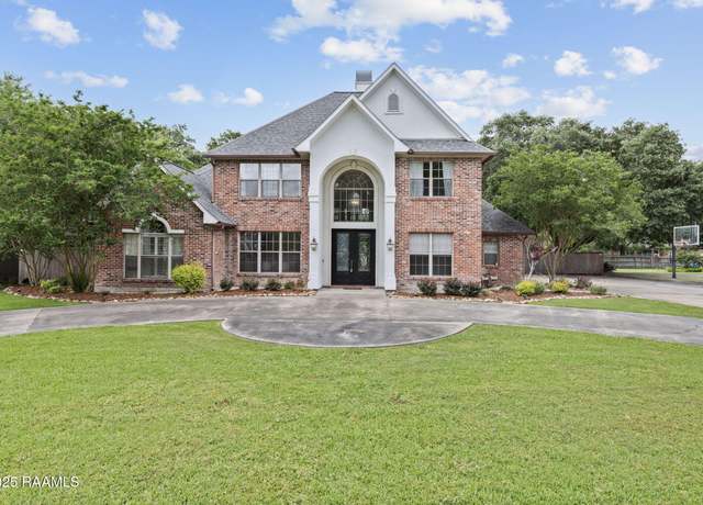Property at 6 Oak Pl, New Iberia, LA 70563, 5 beds, 4.5 baths