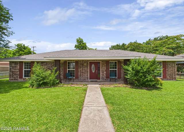 Property at 212 Gordon Crockett Dr, Lafayette, LA 70508, 3 beds, 2 baths
