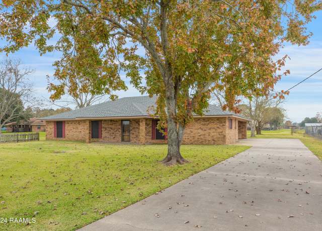 Property at 3217 Jack Brooks Rd, New Iberia, LA 70560, 3 beds, 2.5 baths