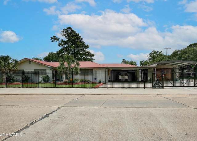 Property at 302 E Santa Clara St, New Iberia, LA 70563, 3 beds, 2 baths
