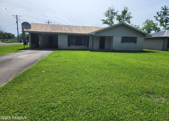 Property at 1014 Amy St, Breaux Bridge, LA 70517, 3 beds, 2 baths