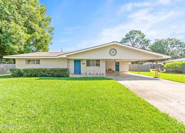 Property at 206 Maple Dr, Lafayette, LA 70506, 3 beds, 2 baths
