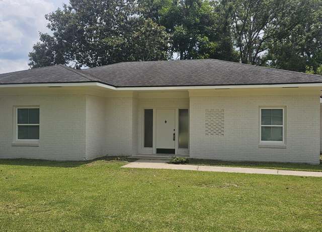 Property at 502 Oak St, New Iberia, LA 70563, 3 beds, 2 baths