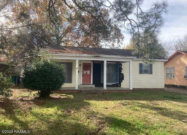 Property at 227 W Cherry St, Opelousas, LA 70570, 3 beds, 1.5 baths